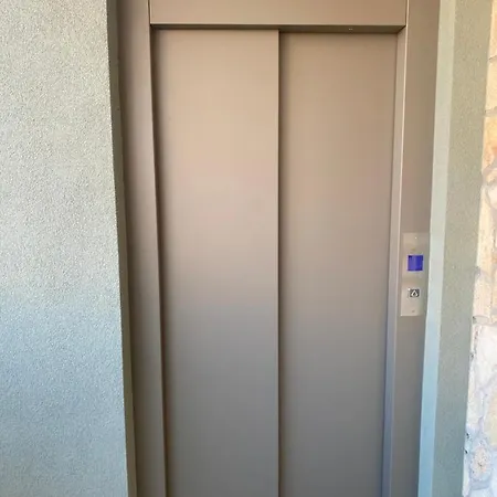 T H E Berlin And * Vrasná