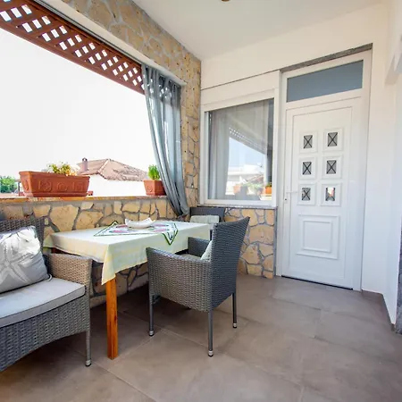 T H E Berlin And Vrasná