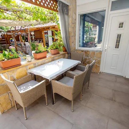 T H E Berlin And Vrasná