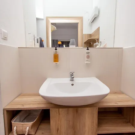 T H E Berlin And Apartmán *