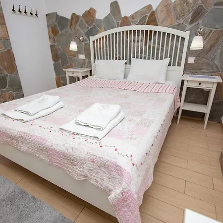 T H E Berlin And Apartmán Vrasná