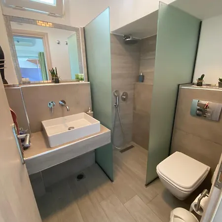 T H E Berlin And Vrasná