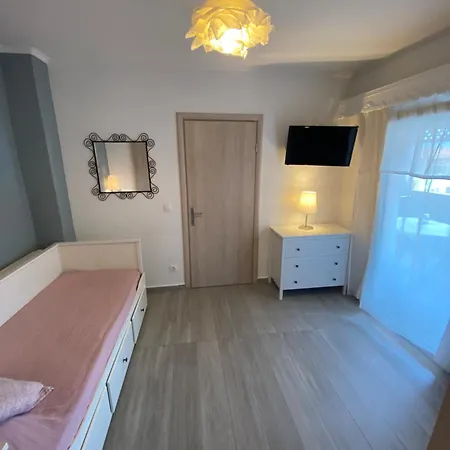 T H E Berlin And * Vrasná