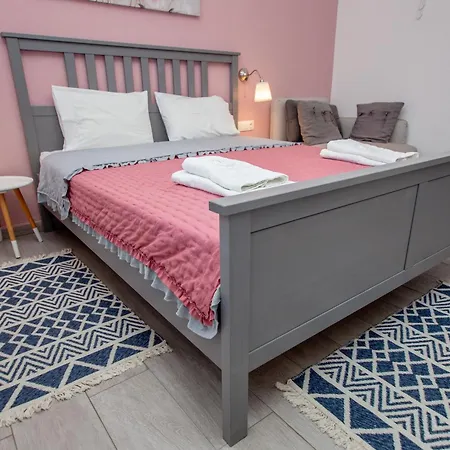 T H E Berlin And شقة *