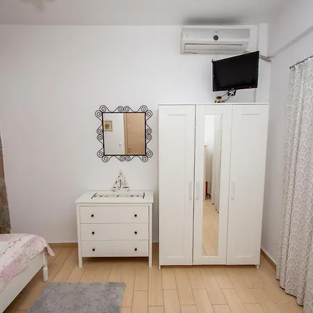 T H E Berlin And شقة Vrasná