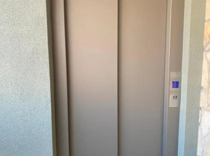 T H E Berlin And * Vrasná